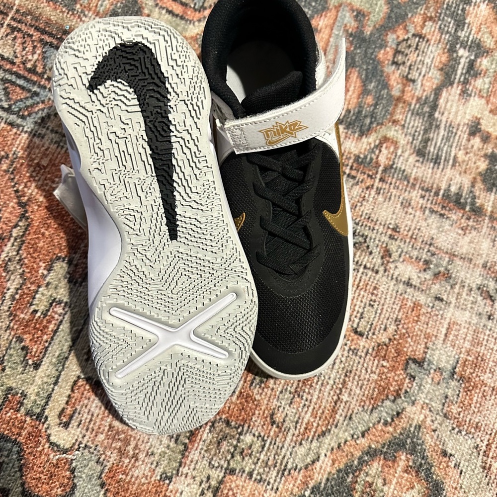 Nike Team Hustle Youth Sneakers - Picture 2 of 4